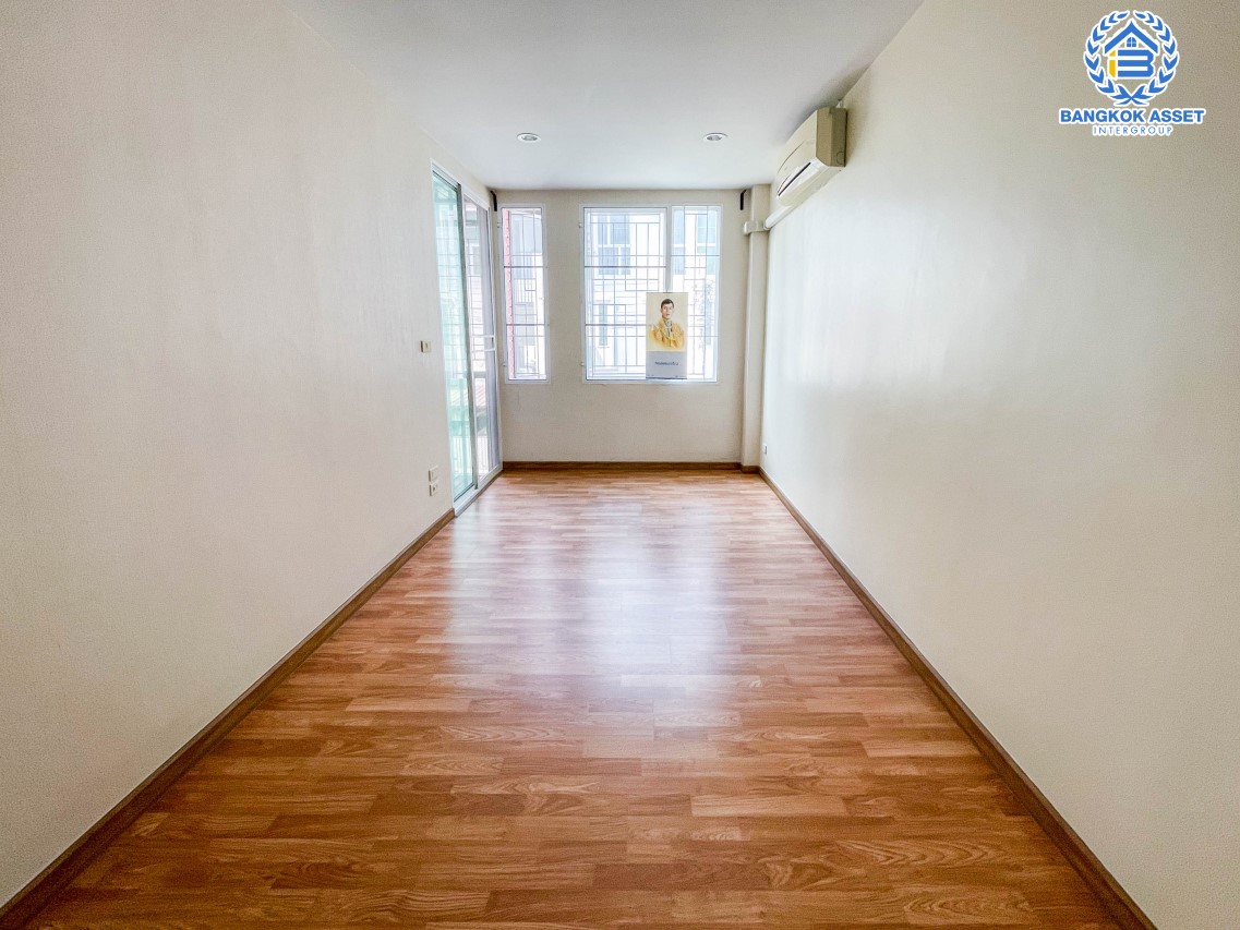 ทาวน์เฮ้าส์มือสอง ม.ดิ แอททิค2 แจ้งวัฒนะ เนื้อที่กว้าง 21 ตร.ว. ฟังก์ชัน 3 ห้องนอน 3 ห้องน้ำ 1 ที่จอดรถ บ้านสภาพสวย ด้านข้างมีพื้นที่ สิ่งอำนวยความสะดวกครบครัน พร้อมอยู่ บนทำเลเดินทางง่าย เชื่อมต่อ ถ.แจ้งวัฒนะ, ถ.ติวานนท์ ใกล้รถไฟฟ้าสายสีชมพู "สถานีห้าแยกปากเกร็ด" และทางด่วน "ศรีรัช(ด่านแจ้งวัฒนะ)"